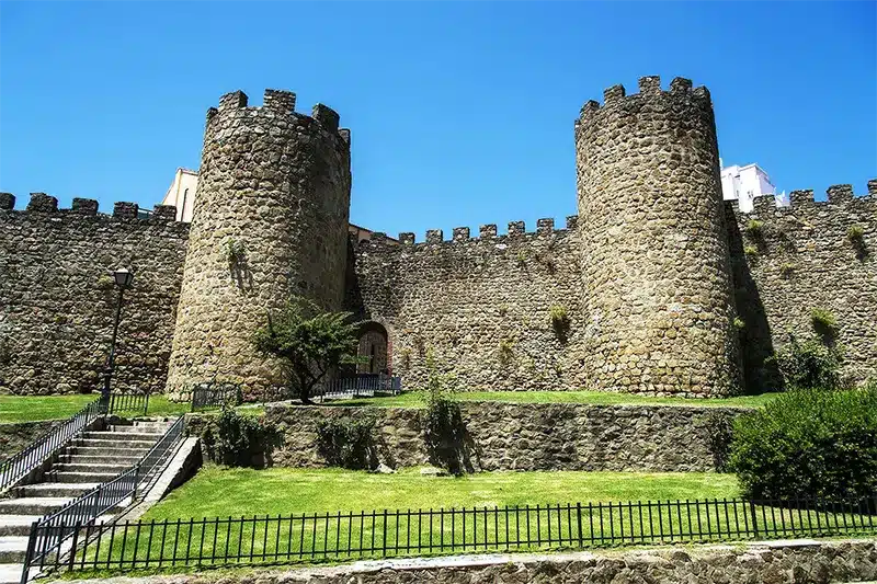15 imprescindibles que ver en Plasencia: historia viva en su casco histórico 3 Muralla medieval de Plasencia