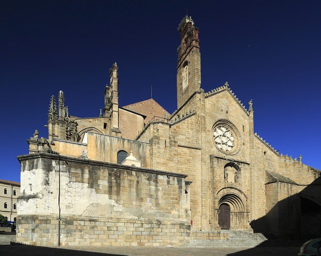 15 imprescindibles que ver en Plasencia: historia viva en su casco histórico 2 catedrales de Plasencia vistas durante una visita guiada